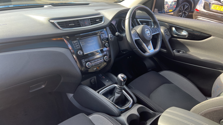 Nissan Qashqai 1.3 DiG-T N-Connecta 5dr [Glass Roof Pack] Petrol Hatchback